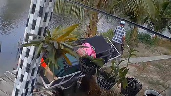 Ông chú suýt ngã nhào xuống sông vì tin tưởng đồng đội