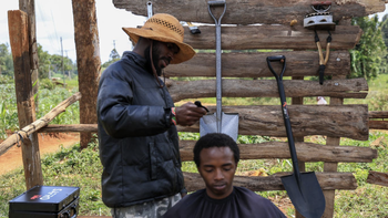 Tiệm cắt tóc không gương, không kéo, chỉ có... xẻng gây sốt Kenya