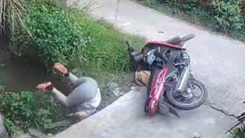 Ông chú té lộn cổ xuống ao vì say rượu mà vẫn cố chấp chạy xe