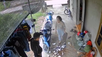 Hai vợ chồng đứng hình nhìn nhau khi đổ mâm cơm