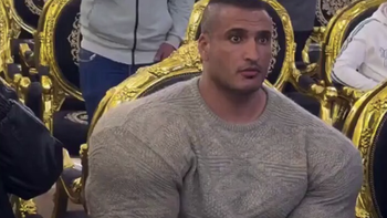 Vệ sĩ Ai Cập gây bão mạng vì thân hình 'Hulk đời thực'