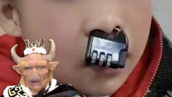 'Siêu quậy nhí' bất ngờ nổi tiếng vì khóa... mũi