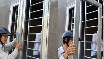 Gia chủ khóc thét vì gặp thợ lắp cửa sắt có 'tư duy ngược'