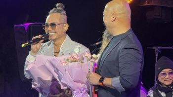 Jimmii Nguyễn hát giữa thời tiết dưới 10 độ C, khán giả vẫn ngồi đến phút cuối