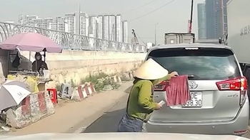 Video hài nhất tuần qua: Cô bán vé số tốt bụng giúp chủ ô tô gỡ khăn che biển số