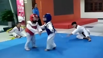 Màn đấu võ đáng yêu của hai bé trai