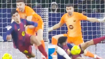 Thủ môn Barca đẩy ngã đồng đội để chặn cú sút của đối thủ