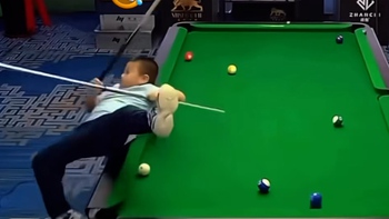 Cậu bé cười khoái chí vì vồ ếch khi chơi bida