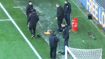 Hull City dùng đèn khò ‘dọn’ băng trước trận gặp Watford