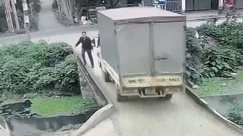 Người đi bộ ngã xuống mương trước pha ôm cua qua cầu hẹp của xe tải