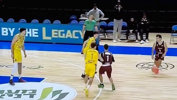 Trận bóng rổ kỳ lạ khi một đội chỉ còn 1 cầu thủ trên sân