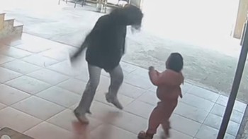 Cháu gái hét toáng khi thấy dì nhảy