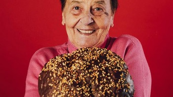 Cụ bà 84 tuổi trở thành người nổi tiếng nhờ một khả năng đơn giản