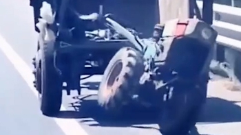 Đầu máy cày vừa đi vừa nhún nhảy trên đường