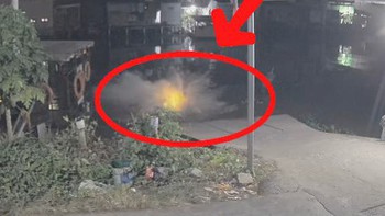 Thanh niên đang gấp thì gặp phải dòng sông