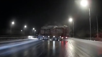 Tài xế thoát nạn khi xe tải drift 360 độ trên đường trơn trượt