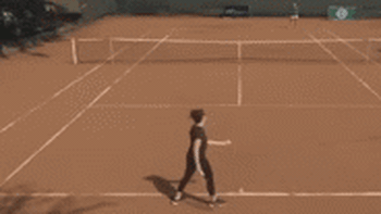 Nữ tay vợt Ai Cập lóng ngóng như người mới tập chơi ở giải chuyên nghiệp