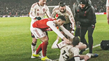 Martinelli của Arsenal gây tranh cãi vì đẩy cầu thủ Liverpool chấn thương ra sân