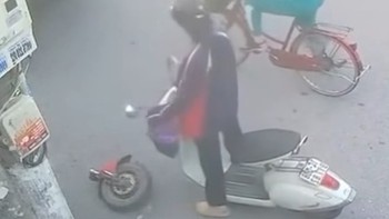 Nữ sinh bàng hoàng nhìn bánh xe điện rơi ra giữa đường