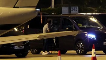 HLV tuyển Bồ Đào Nha chạy ra sân bay níu kéo Ronaldo như phim