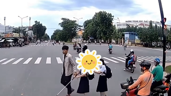 Ấm lòng khoảnh khắc chàng trai giúp hai bé gái khiếm thị