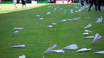 Trận đấu ở La Liga bị hủy vì... máy bay giấy