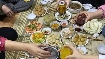 'Vì sao mâm nhậu để qua đêm bị thiu, còn nhậu xuyên đêm thì không?'