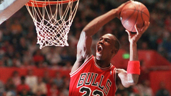 Áo đấu đã dùng của huyền thoại bóng rổ Michael Jordan có giá khó tin