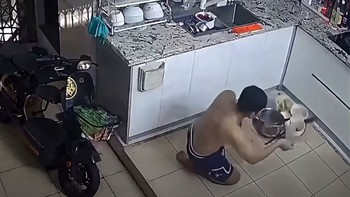 Đang dọn mâm cơm, thanh niên chợt nhận ra mình có siêu năng lực