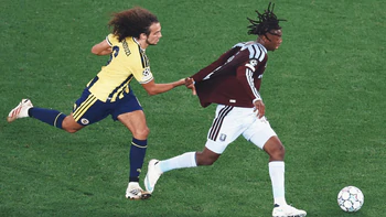 Aston Villa quảng bá áo đấu theo cách không ai ngờ tới