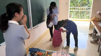 Khi học sinh quyết không để cô giáo bị thiệt thòi