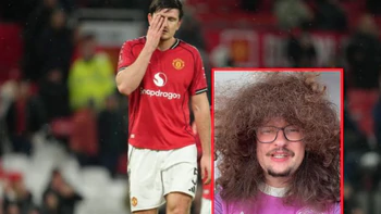 CĐV Man Utd ‘đau khổ’ vì chờ 100 trận, 5 đời HLV vẫn chưa được… cắt tóc