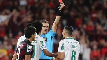 Cầu thủ Brazil nhận thẻ đỏ vì đá quả bóng từ khán đài rơi xuống