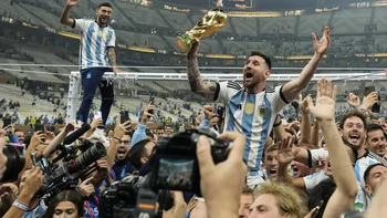 Đấu giá chiếc cúp mượn trong bài đăng 74 triệu like của Messi