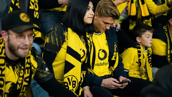 Borussia Dortmund thưởng fan… ‘cai’ điện thoại