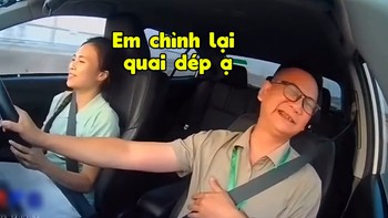 Thầy giáo hú hồn với học viên đang lái xe thì cúi đầu chỉnh quai dép