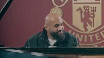 Chân sút Mbeumo lướt phím piano khiến fan Man Utd ngất ngây