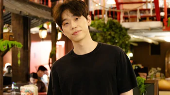 Ghét học, chàng trai 27 tuổi mở quán cà phê học bài 24/7