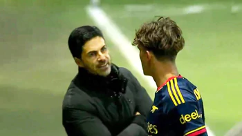 HLV Arteta ‘tóe lửa’ với sao trẻ Arsenal ở trận thua sốc