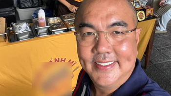 MC 'Vợ chồng son' Quốc Thuận bán bánh mì vỉa hè