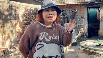Cuộc sống của Siu Black khi về quê nuôi heo, bán đồ ăn