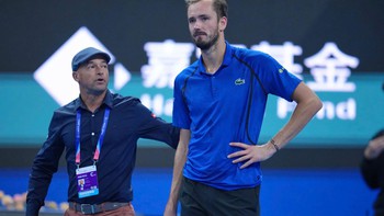 Medvedev bị loại ngay lập tức ở trận gặp Djokovic vì cú đánh bóng tai hại