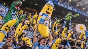 CĐV Man City sẽ mang cả ‘vườn chuối’ đến Anfield