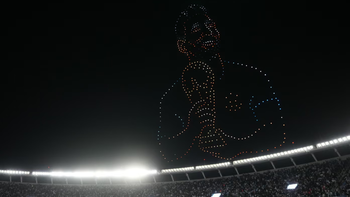 Fan ngước chờ hình ảnh Messi, drone tranh thủ... quảng cáo