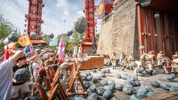 Khách du lịch 'xuyên không', nhập vai 'đánh trận' như thật