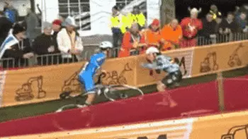 Bị loại vì xô đối thủ, nữ tay đua hoảng loạn đến… nhập viện