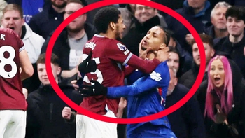 Sao Ngoại hạng Anh Todibo bị đuổi vì bóp cổ đối thủ