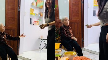 Bà nổi cáu vì bị cháu gái lém lỉnh trêu chọc