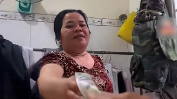 Từ 'con ai' trở thành 'con yêu' của mình trong phút chốc