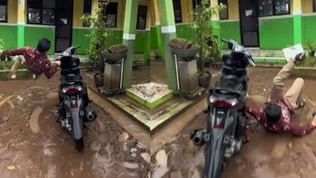 Thanh niên ngã dập mông vì nền sân trơn trượt